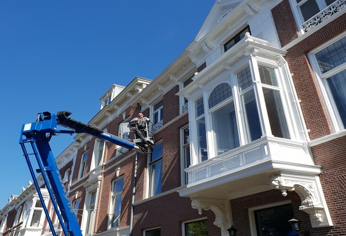 Buitenafwerking bij het raam