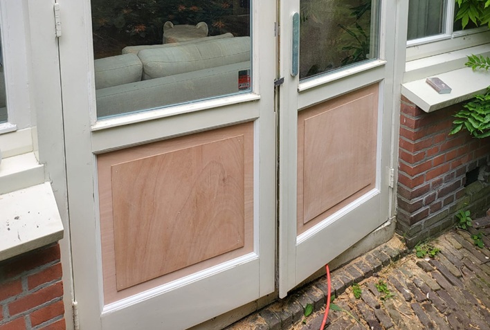 Houten deur vóór renovatie