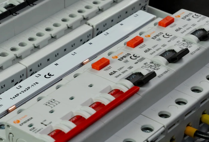 Oude elektra-installatie tijdens demontage