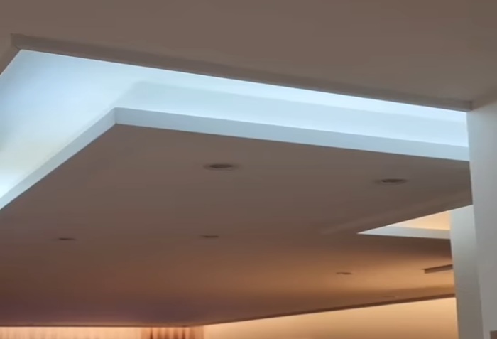 Verlaagd plafond met LED-verlichting
